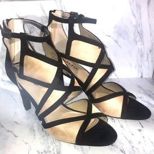 Rialto diamond pattern tan black heels pumps.   A15
